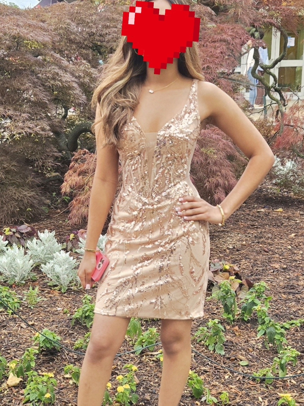 Sleeveless Sequin V-Neck Cocktail Dress in Gold Size 2